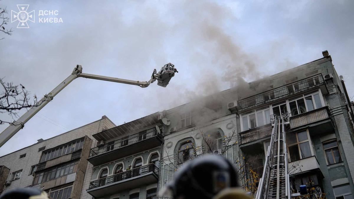 Пожежа в центрі Києва: залучили вже 100 рятувальників Пожежу в багатоповерхівці гасять за допомогою пожежного крану