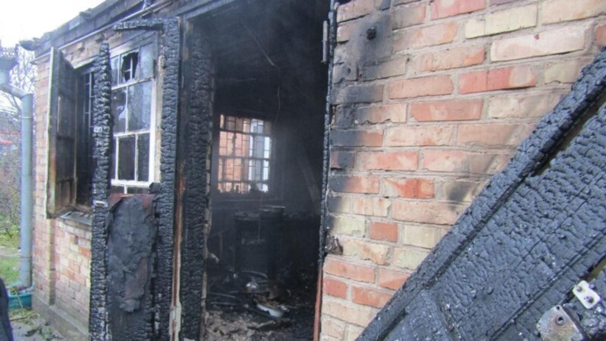 Будинок у селі Борова на Київщині після пожежі, унаслідок якої загинула жінка