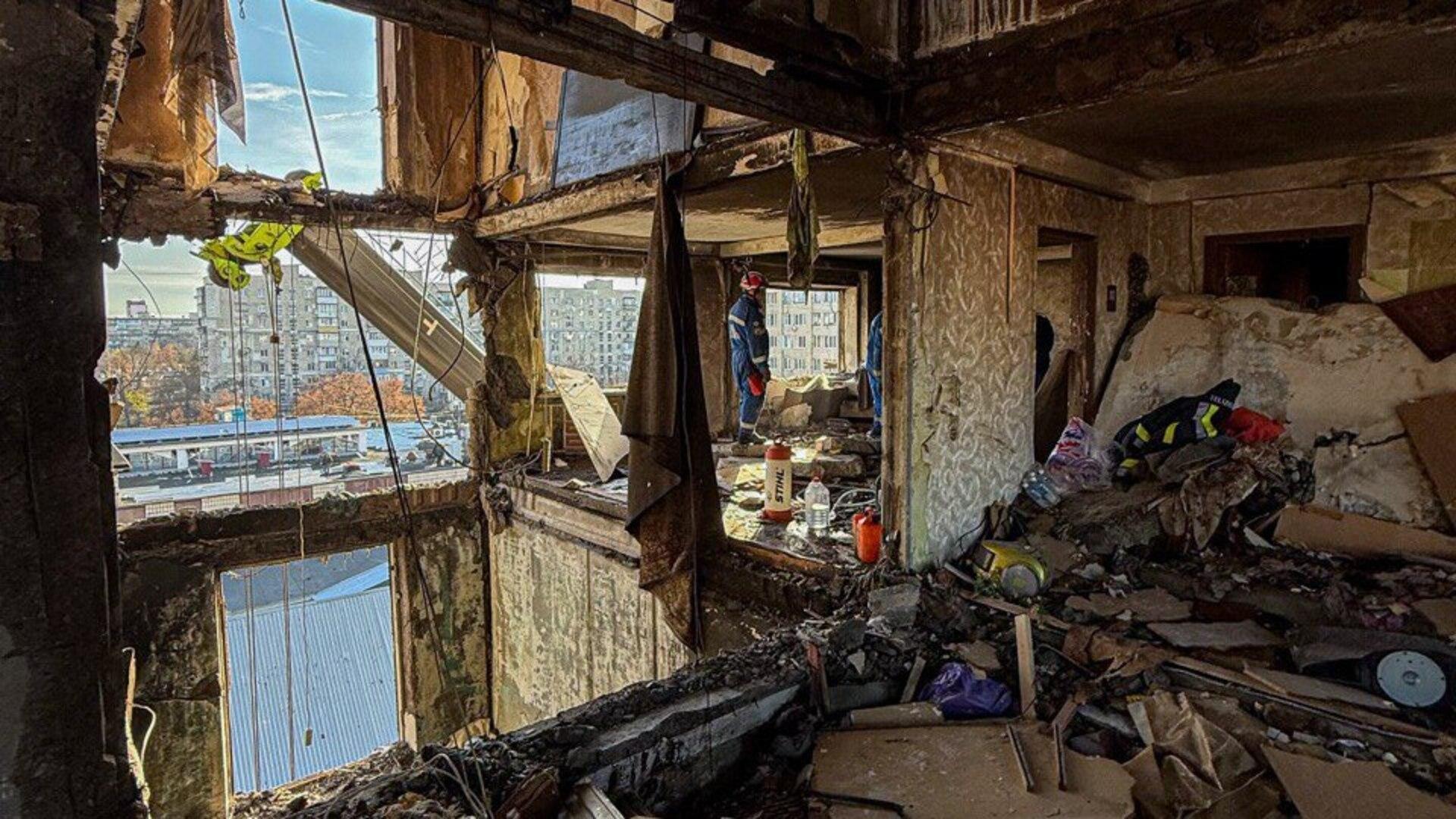 Зруйнована дев'ятиповерхівка у Києві: між поверхами обвалені перекриття, кімнати зруйновані