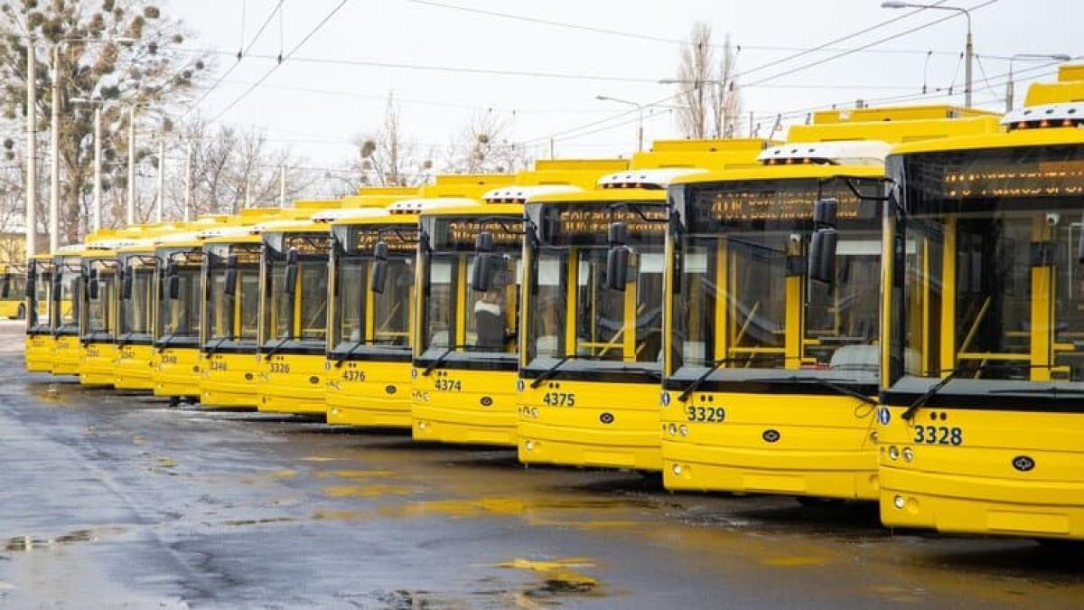 «Пасажири Києва» про тендер на 40 тролейбусів: завищена ціна та умови під конкретного постачальника Ряд жовтих тролейбусів