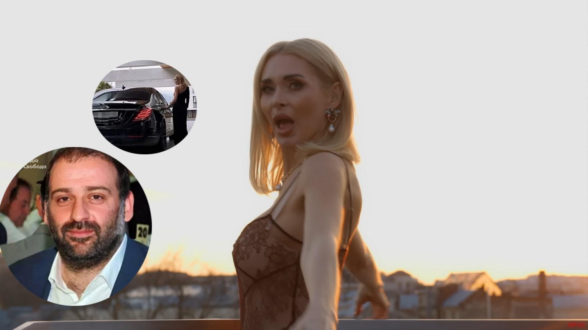 Співачка Адріанна розгнівана стоїть в майці на фоні чистого неба, поряд в куточку Тімур Міндіч