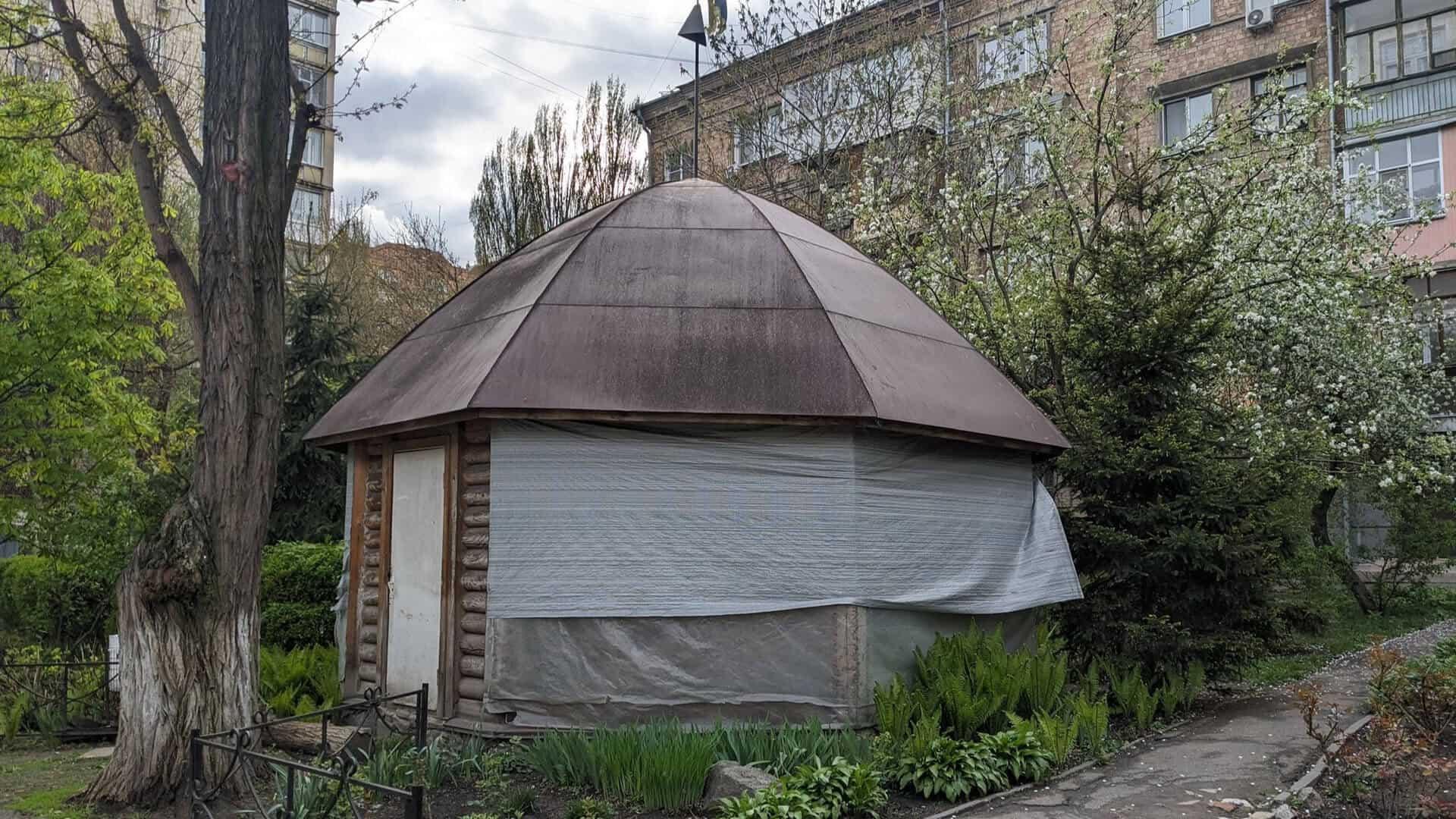 ДБР проводить обшуки в екскерівника «Укренерго» Кудрицького — ЗМІ Невелика восьмигранна споруда з темним дахом та закритими вікнами