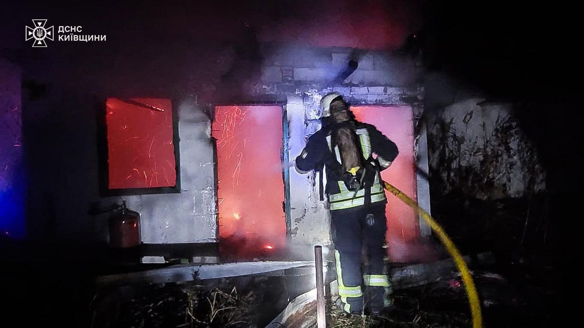 Пожежник заходить до палаючого будинку