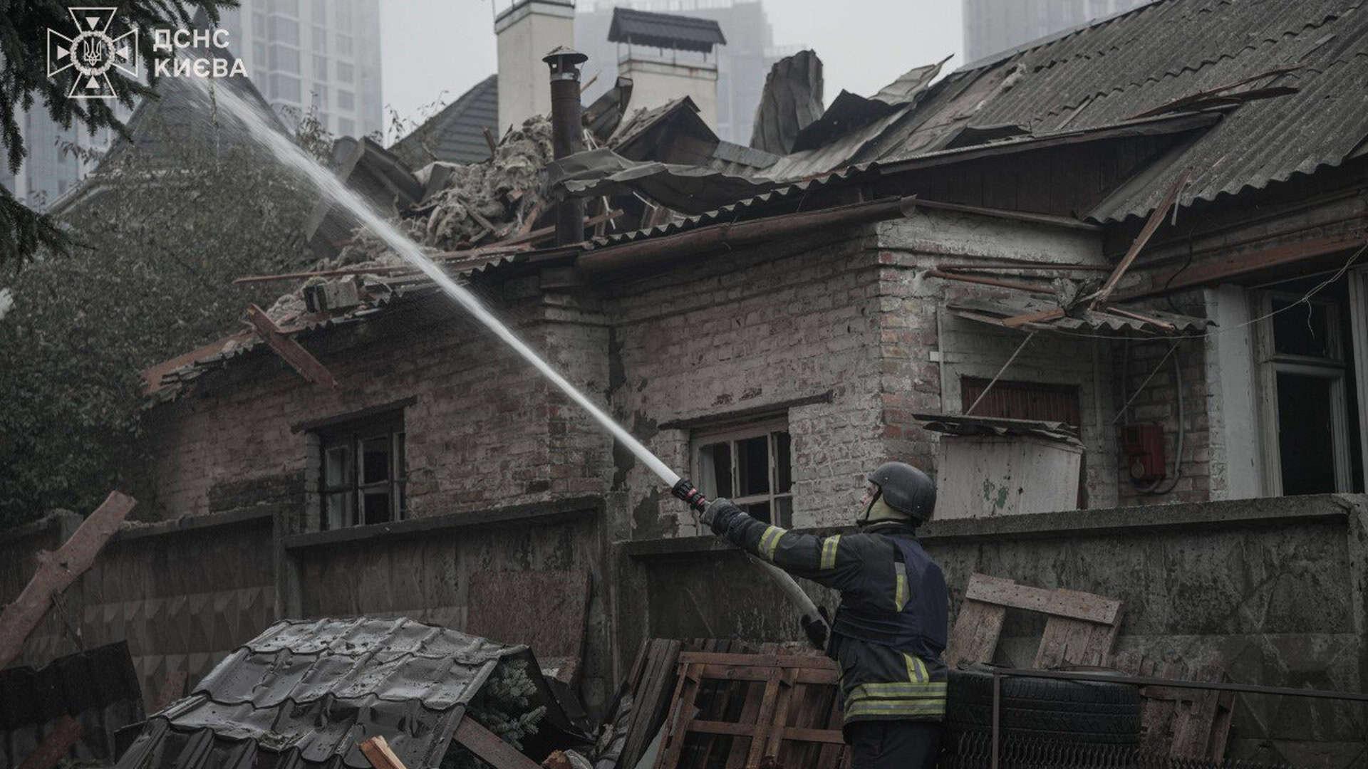 У Києві з 6 жовтня змінять рух міської електрички Пожежник гасить вогонь у дворі куди влучила російська ракета, він тримає брандспойт з якого йде вода