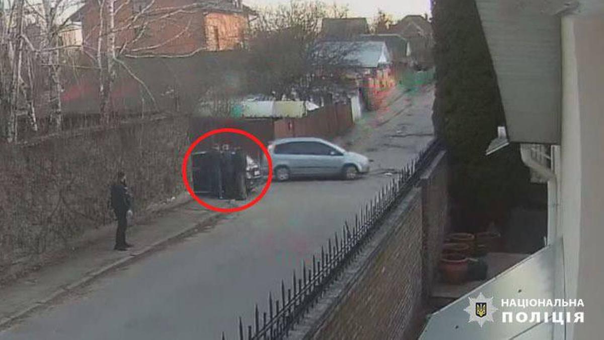 Сірий автомобіль стоїть на вулиці в приватному секторі Києва