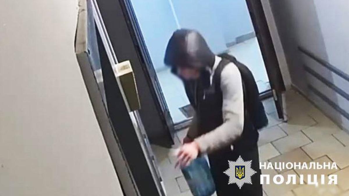 Чоловік в капюшоні стоїть біля ліфта в підʼїзді