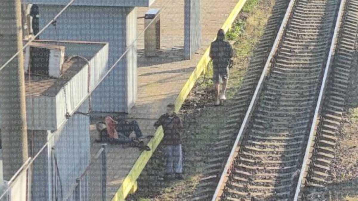 Хлопцю відірвало ногу на станції «Київ-Волинський»: впав із даху електрички Хлопцю відірвало ногу на станції «Київ-Волинський»: впав із даху електрички