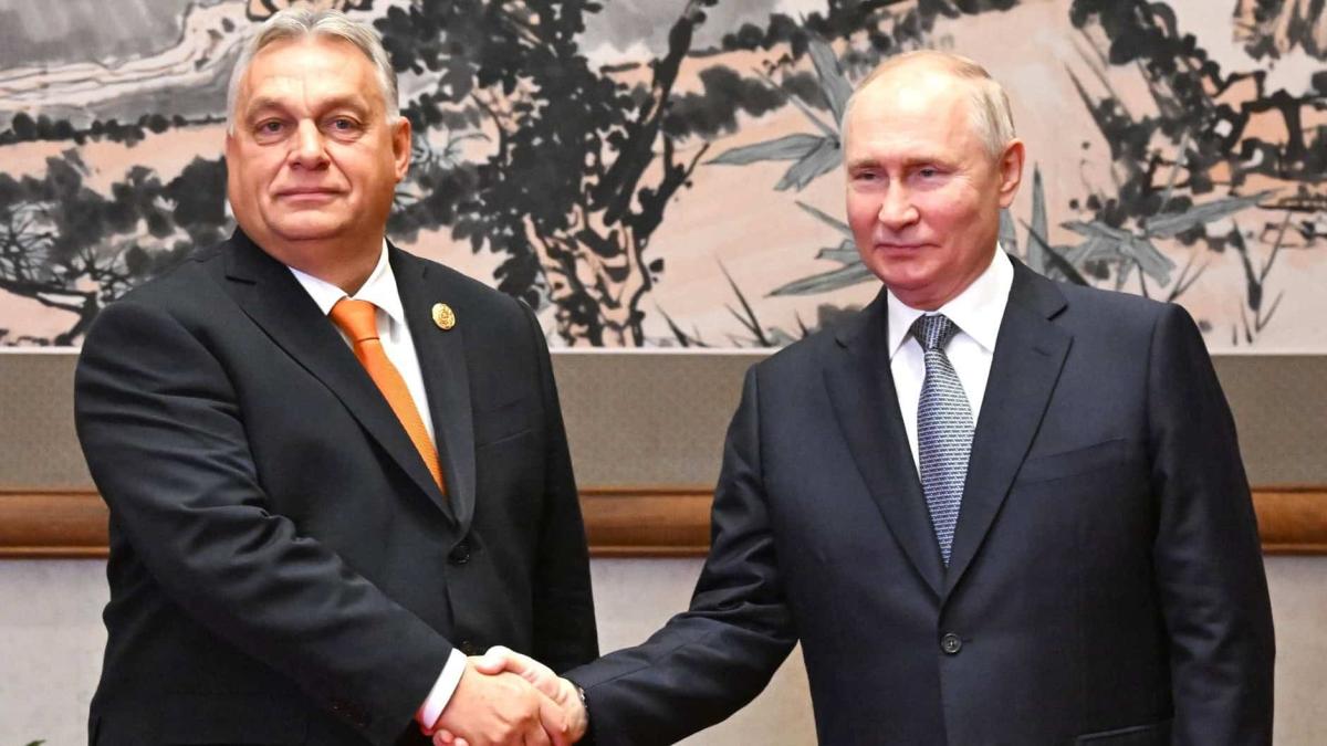 Bloomberg: Європа вирішує проблему Орбана після зриву допомоги Україні з боку Трампа Прем’єр Угорщини Віктор Орбан і очільник Росії Володимир Путін