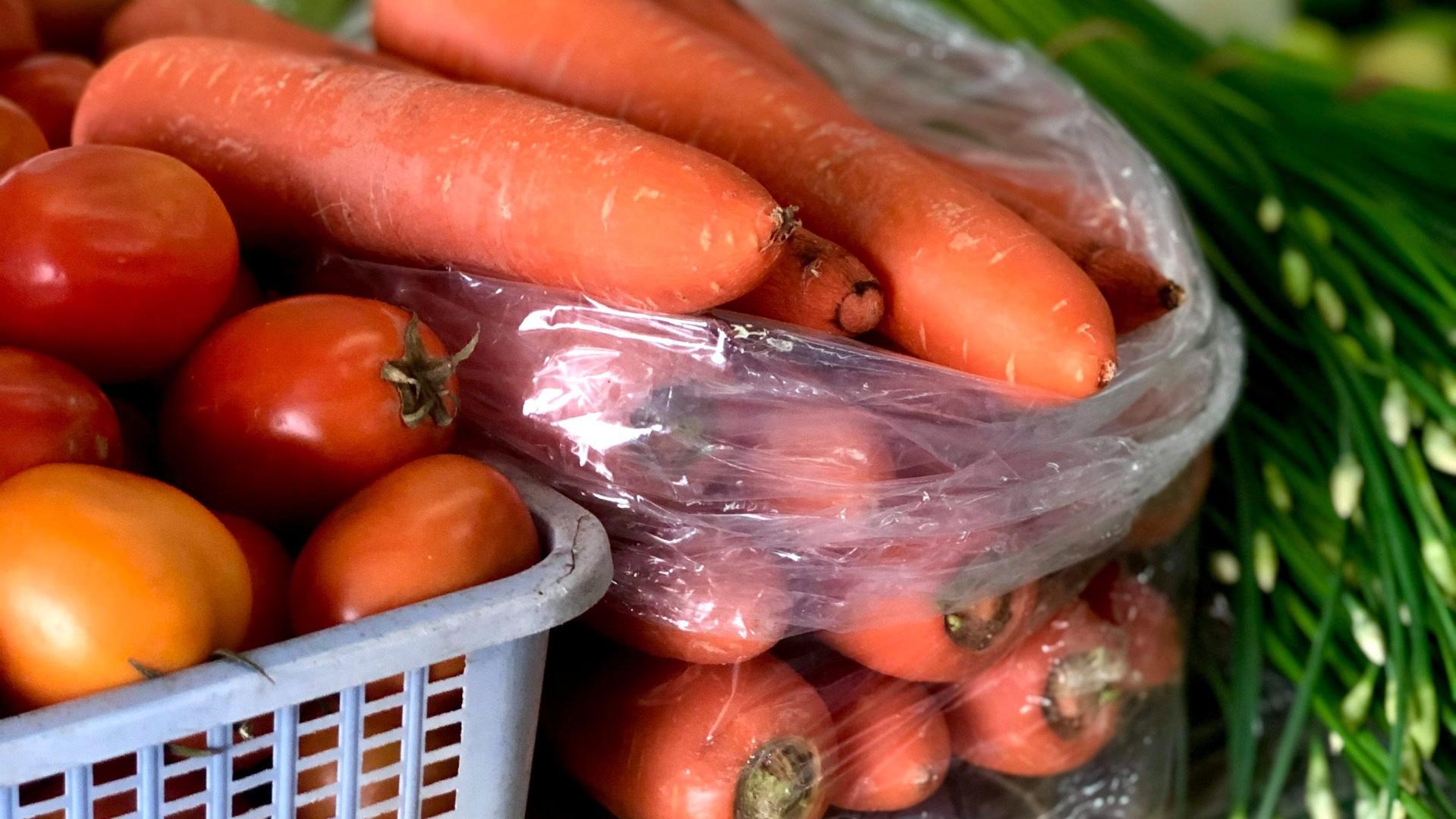 Морква та помідори на ринку