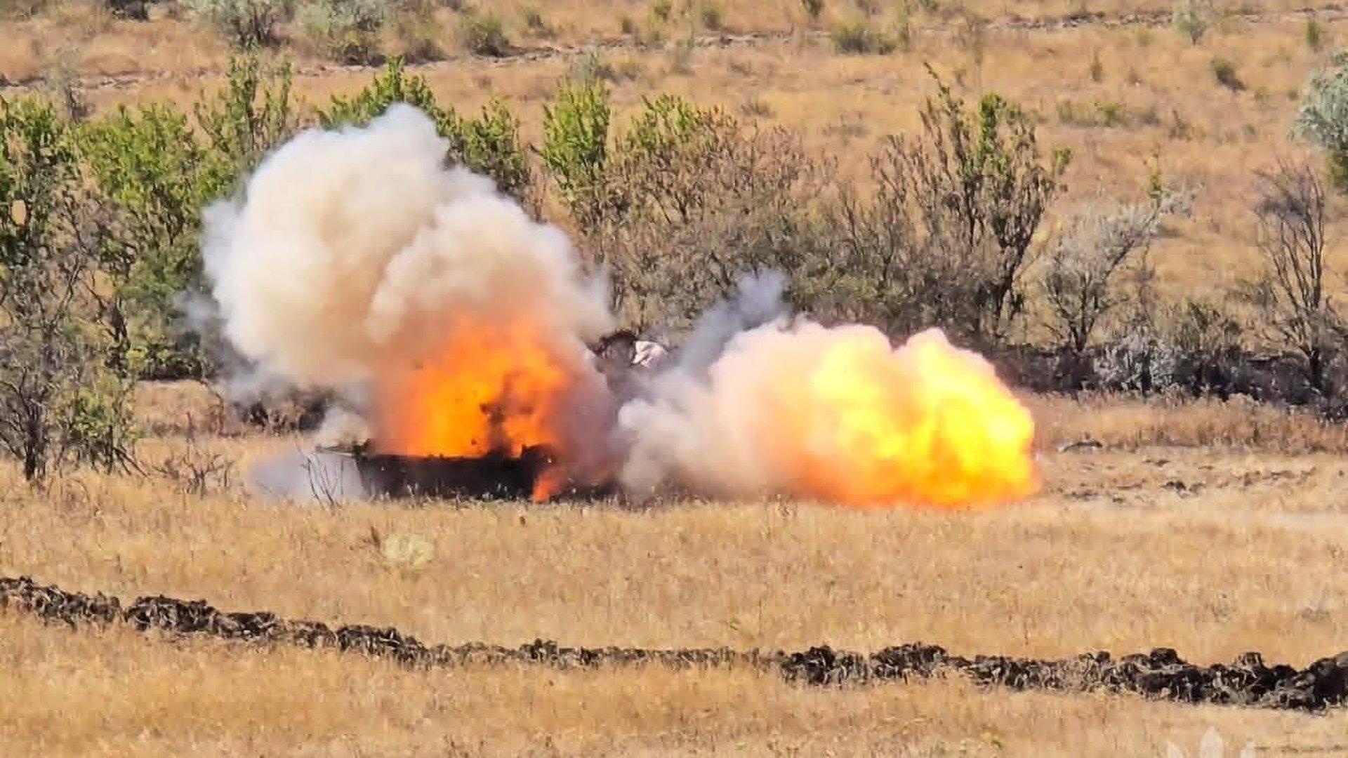 Вибух на полі, жовто-помаранчеве полумʼя