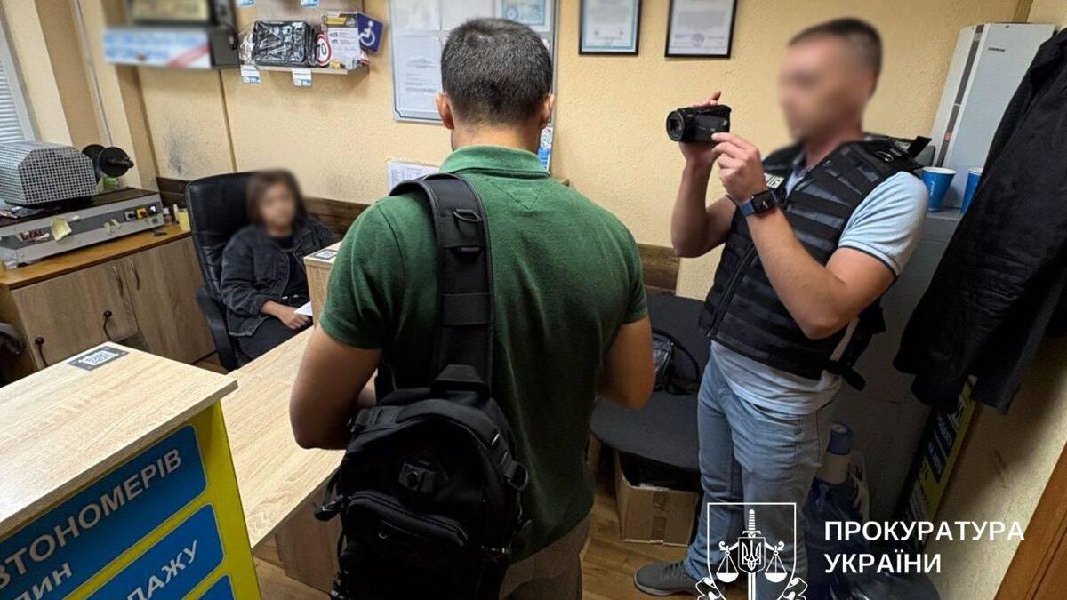 У Києві викрили схему отримання водійських прав без практики за 20 тисяч грн Співробітники поліції проводять слідчі дії в невеликому офісі