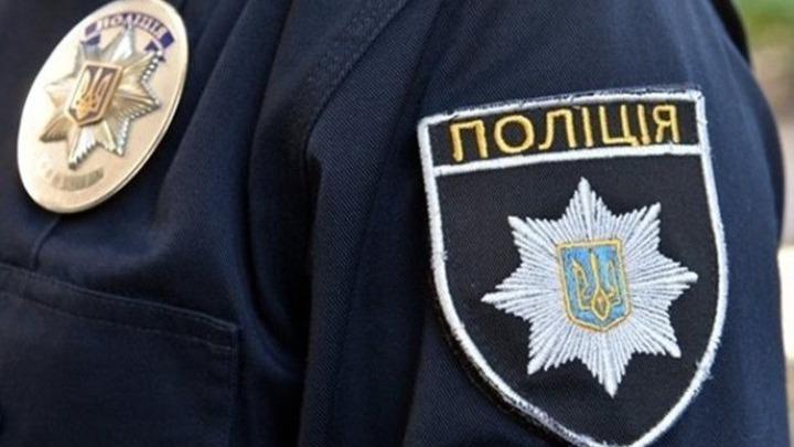 Форма українського поліцейського з нашивкою у вигляді зірки з тризубом і написом «Поліція»