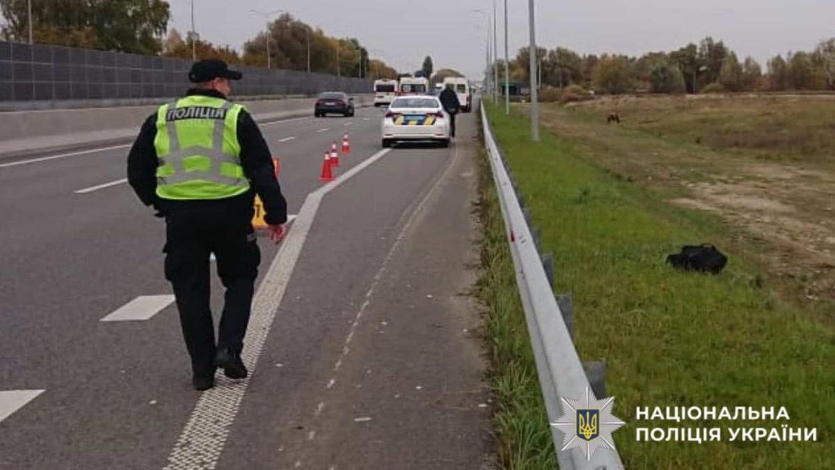 На трасі Київ–Чернігів загинув 14-річний хлопець: поліція розслідує ДТП Працівник патрульної поліції іде вздовж траси, де трапилося ДТП