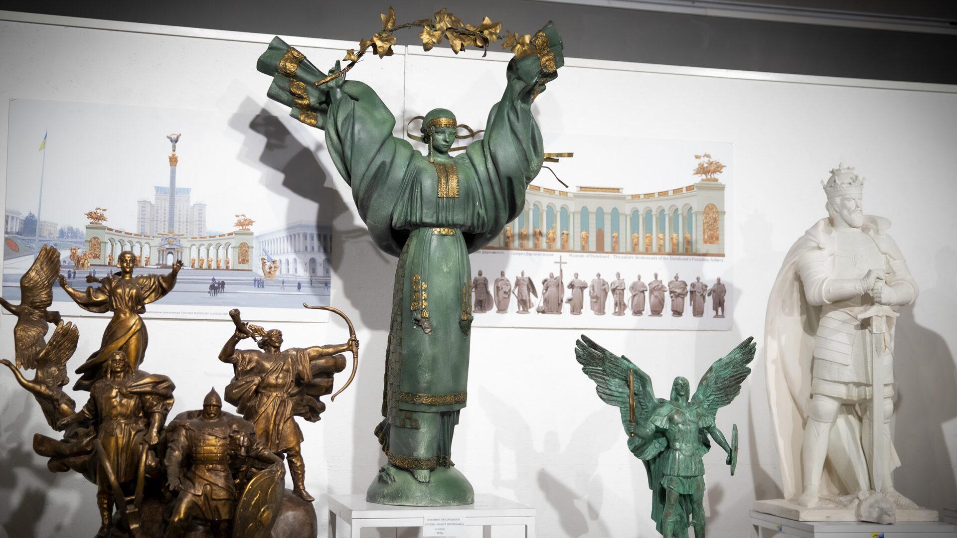 Зменшені копії монумента Незалежності України на Майдані, скульптурної композиції, присвяченої Засновникам Києва, і памʼятника Архистратигу Михаїлу авторства скульптора Анатолія Куща на виставці його робі