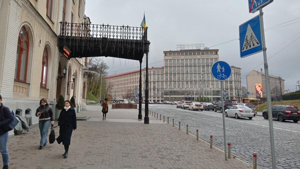 Інклюзивний перехід та нові дорожні знаки біля Київської філармонії