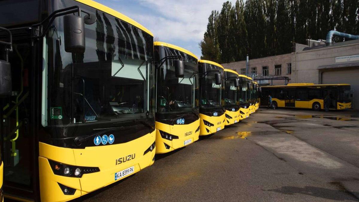 Київ отримав 30 нових автобусів: 20 уже працюють на маршрутах (фото) Колона нових жовтих автобусів ISUZU на території автопарку, припаркованих у кілька рядів