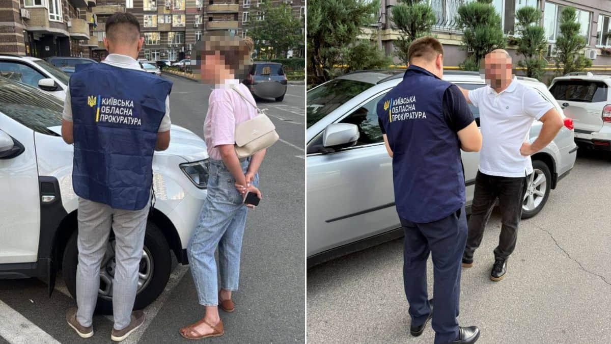 У Вишгороді на лаві підсудних директор КП і керівниця фірми: справа на 1,4 млн грн Два фото: співробітники Київської обласної прокуратури у синіх жилетах спілкуються з чоловіком та жінкою біля автомобілів