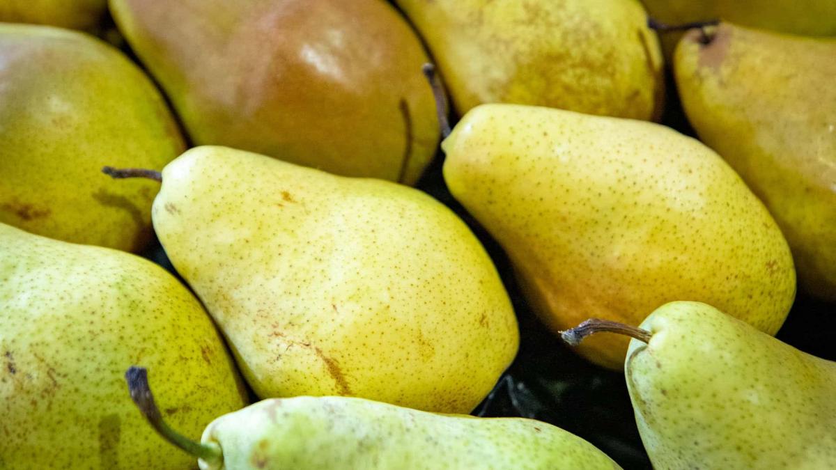 Груші лежать в рядочок