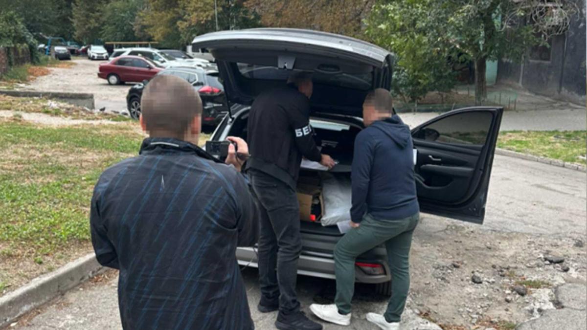 Фіктивні дрони для ЗСУ: викрили схему розкрадання 5,5 млн грн Співробітники Бюро економічної безпеки під час одного з заходів розслідування справи