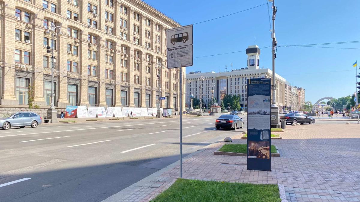У Києві на зупинках з’являться 2,5 тисячі нових дорожніх знаків від Київпастрансу Зупинка громадського транспорту на Хрещатику біля Майдану Незалежності в Києві