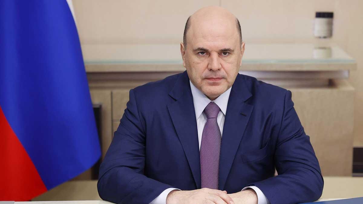 Чому прем'єр Росії Мішустін увійшов до топ-20 найвпливовіших євреїв світу? чоловік у синьому костюмі з краваткою сидить схрестивши перед собою руки