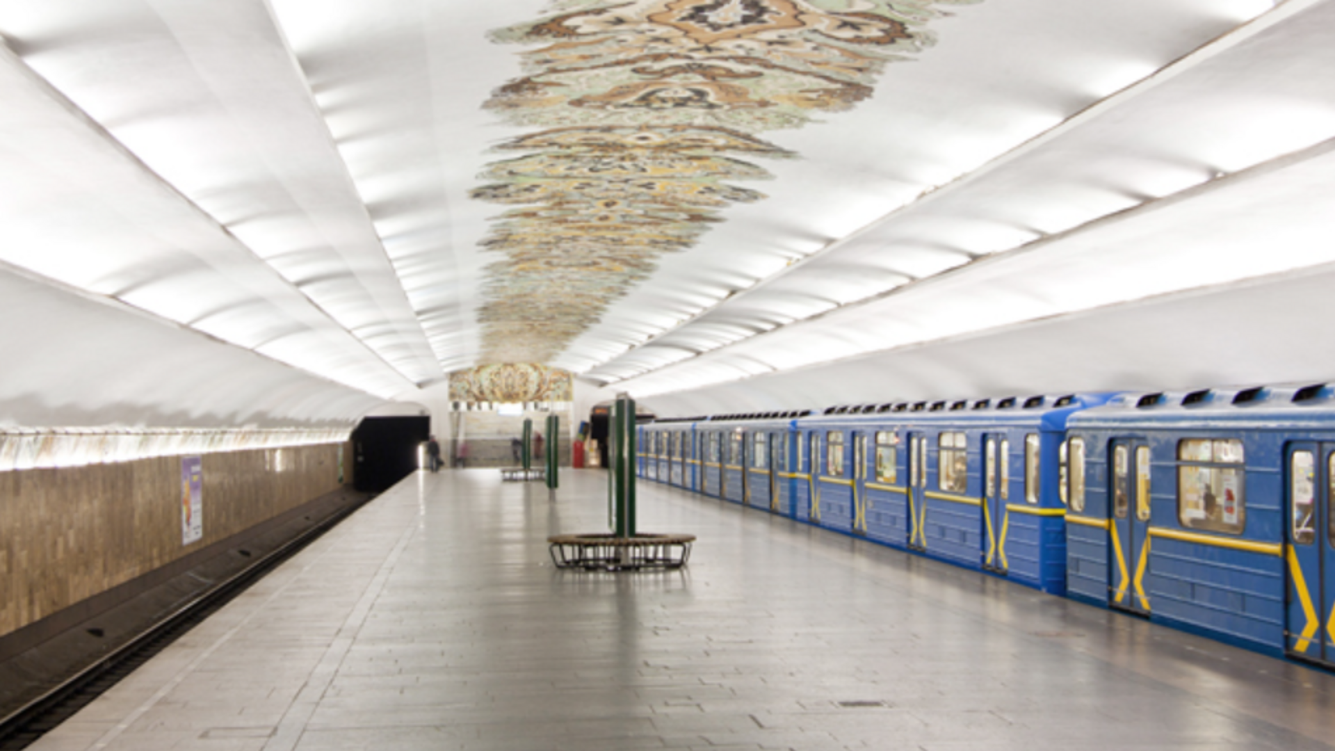 Потяг стоїть на станції метро Мінська