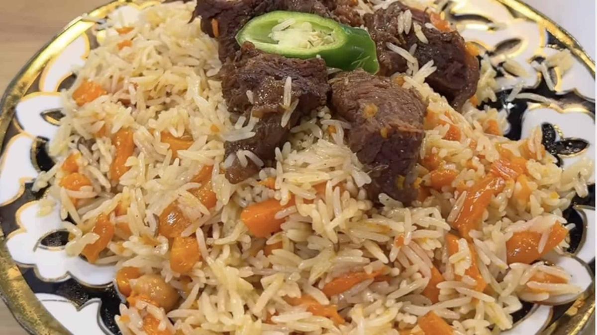 Тарілка з узбецьким пловом