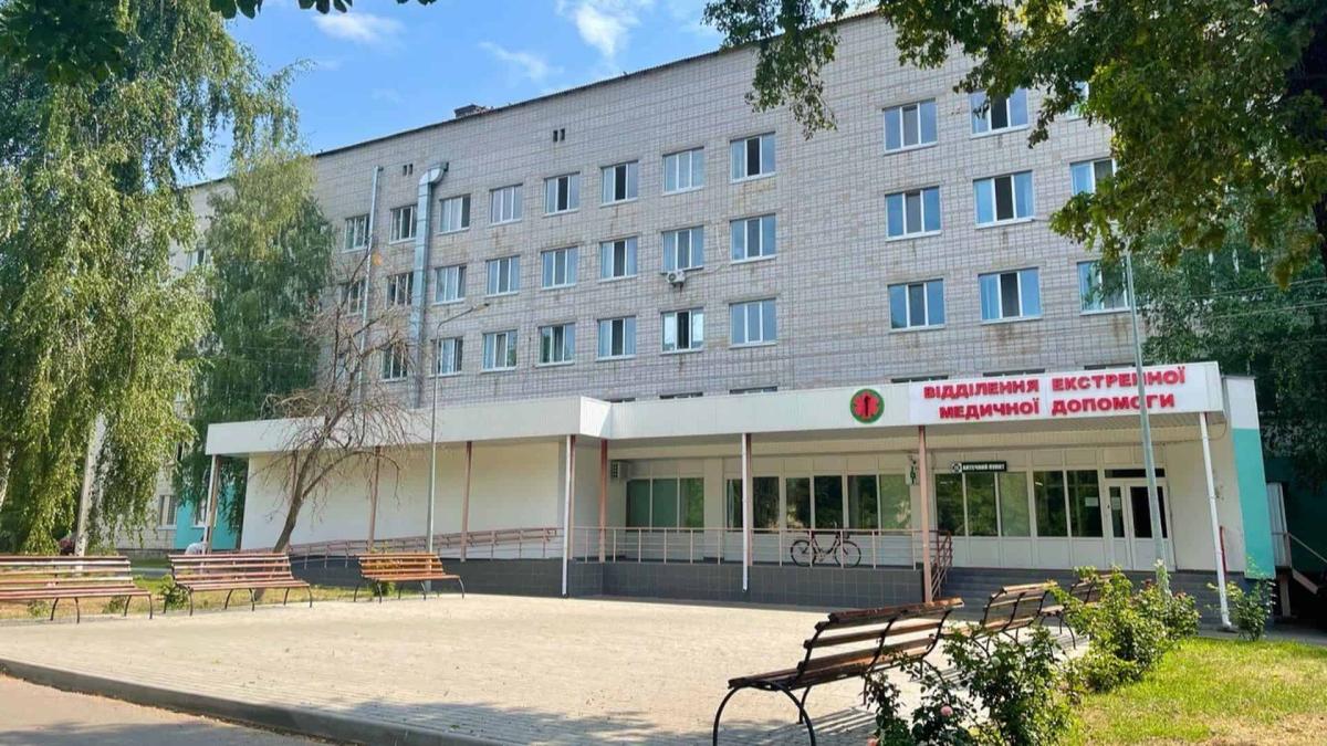 Київщина: у Переяславській лікарні виявили фінансові порушення на 16,6 млн грн П’ятиповерхова будівля з бежевою плиткою, перед якою розташовані лавки та дерева