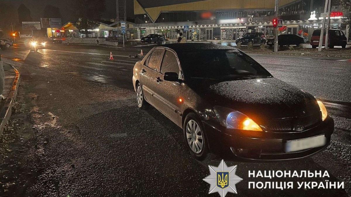 Смертельна ДТП у Софіївській Борщагівці: водій Mitsubishi збив пішохода Чорний автомобіль стоїть на мокрій нічній дорозі з увімкненими фарами