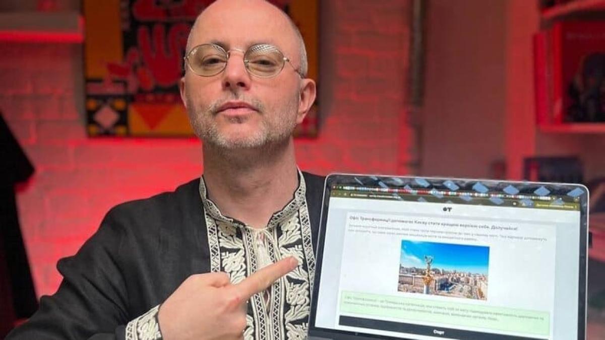Перепалка в Деснянській РДА: Бахматов оприлюднив свою версію інциденту зі Старостенко Максим Бахматов тримає в руках ноутбук