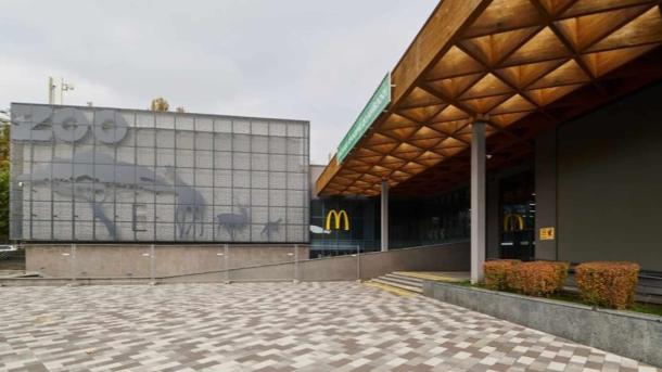 Вхід до нового McDonald’s біля Київського зоопарку з сучасним фасадом