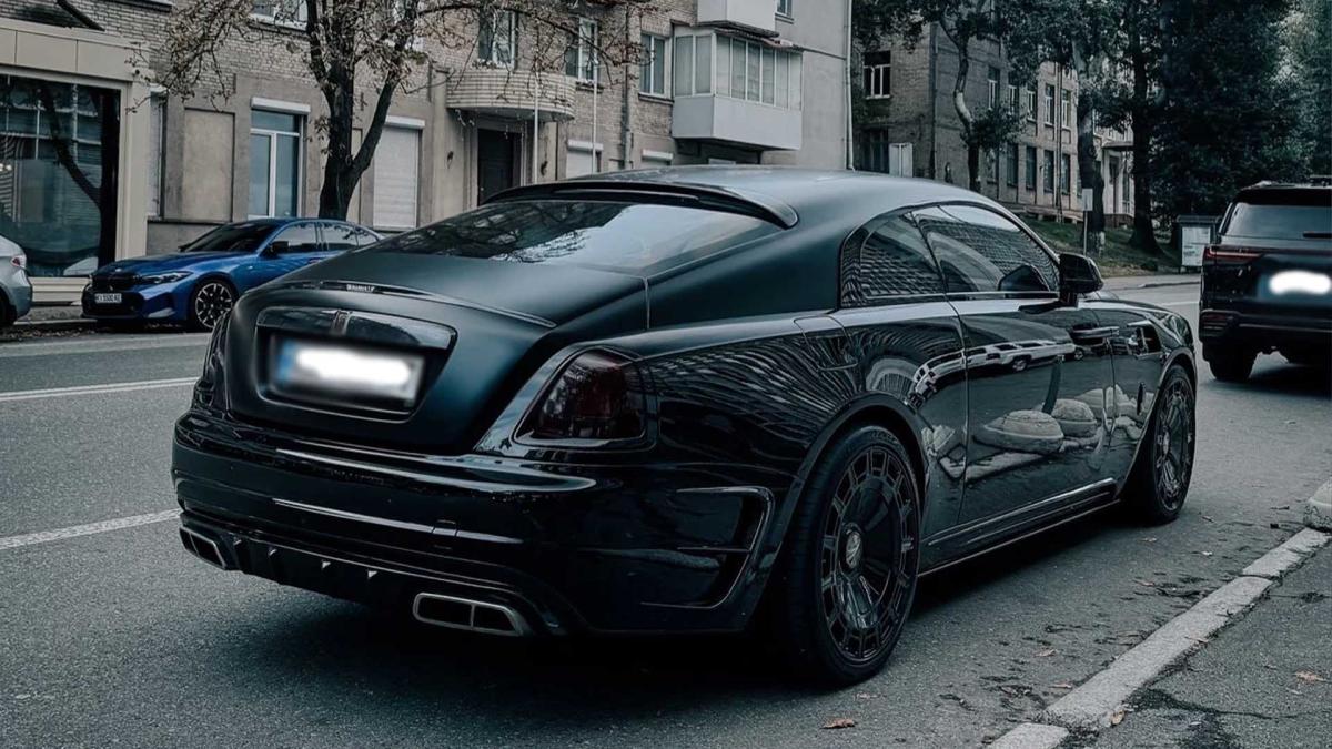 Рідкісне купе Rolls-Royce Wraith Mansory на вулицях Києва Рідкісне купе Rolls-Royce Wraith Mansory на вулицях Києва