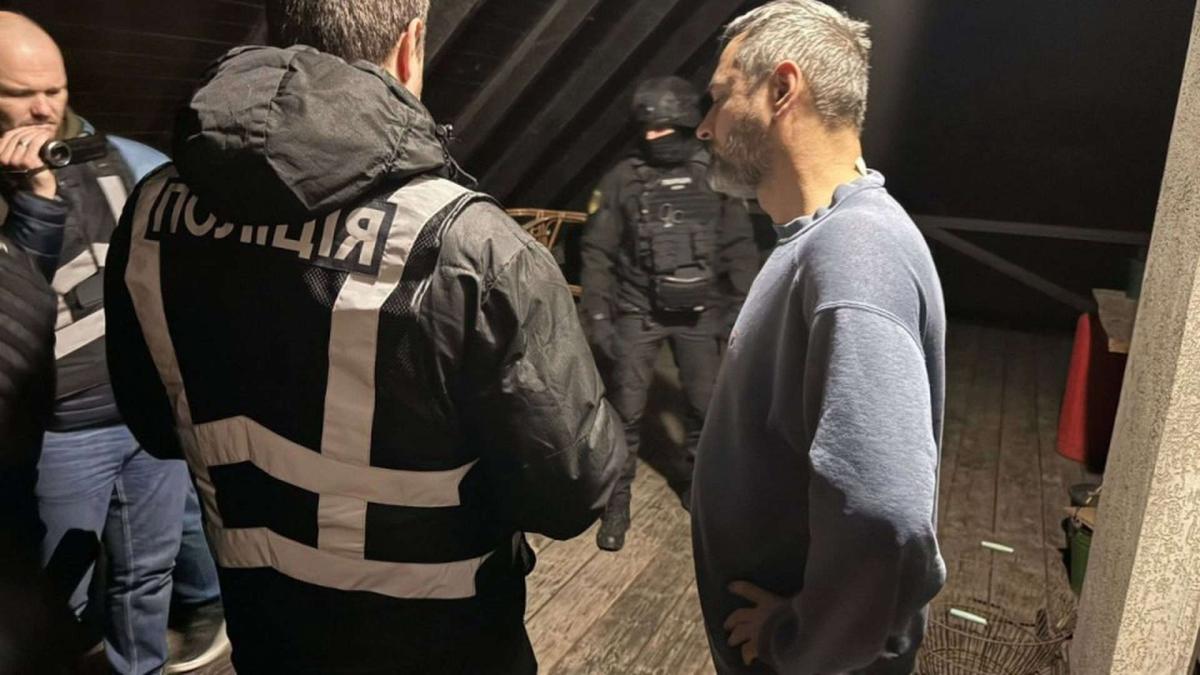У Києві у колишнього директора «Молодого театру» Андрія Білоуса проходять обшуки Співробітники поліції проводять затримання чоловіка у приміщенні з дерев’яною підлогою