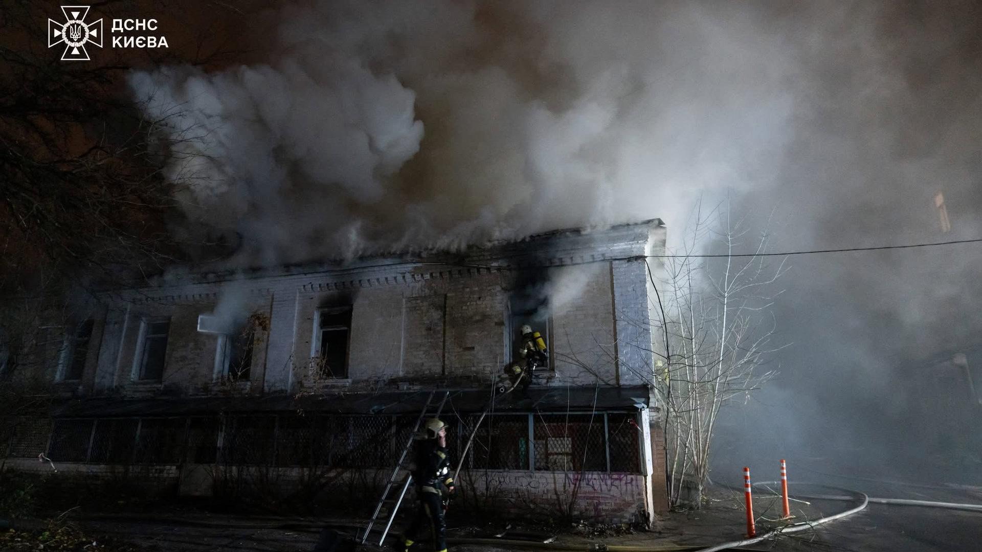 Будинок горить в Києві, вночі пожежники його гасять, іде дим
