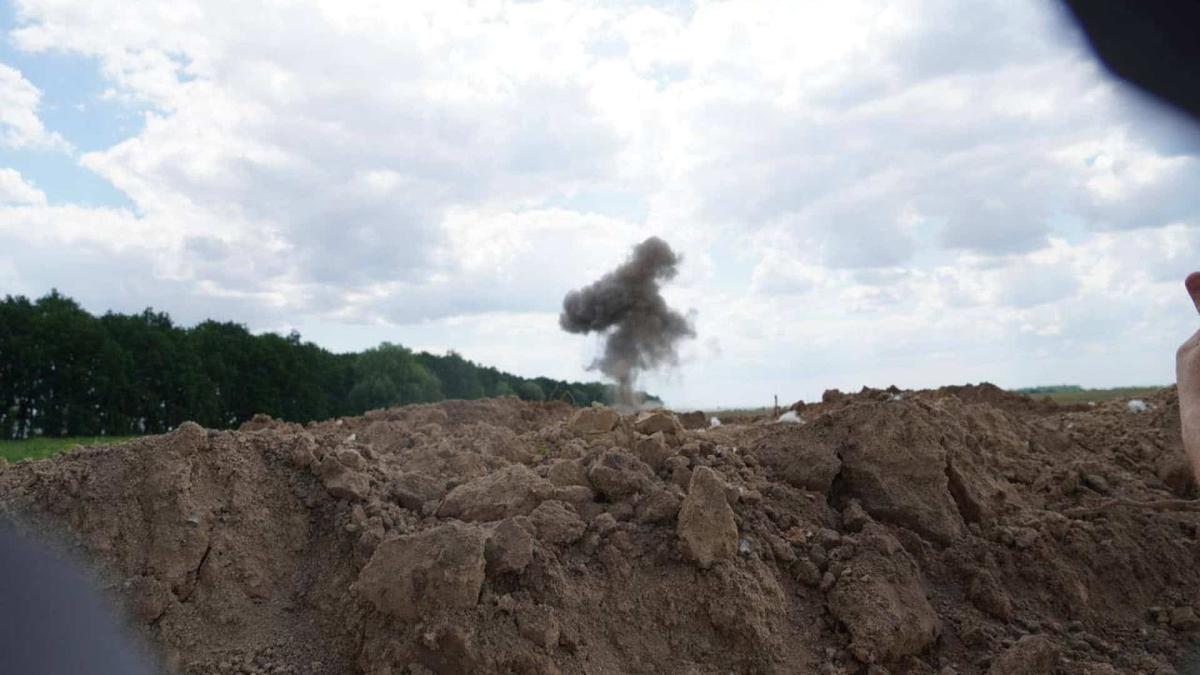 Вибухи в Білоцерківському районі: що насправді відбувається Чорний дим здіймається над викопаною землею і біля лісу