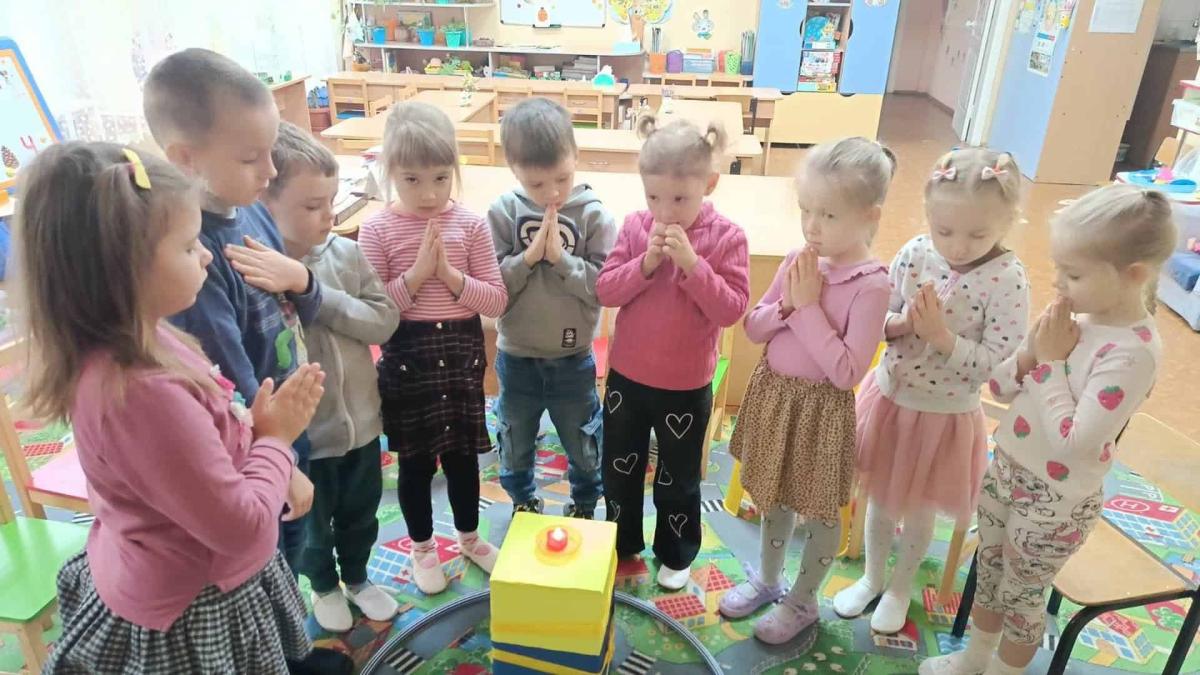 В дитсадку Києва показали як проводять хвилину мовчання Діти в дитсадку