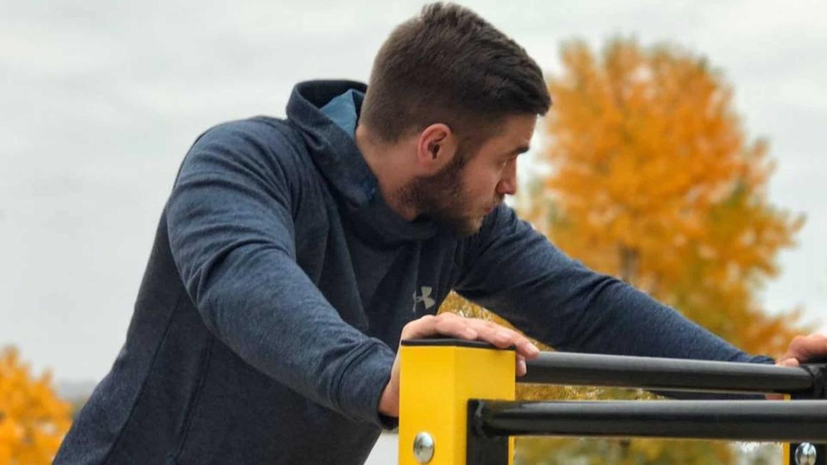 Смерть криптоблогера в Lamborghini: поліція підтвердила самогубство Криптоблогер Костянтин Ганіч стоїть на спортивному майданчику в осінньому парку відвернувшись від камери