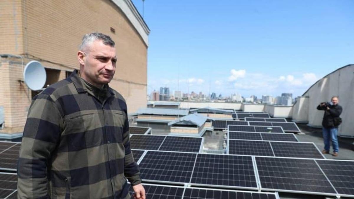 У Києві 905 будинків модернізували за програмою «70/30» Віталій Кличко на даху будівлі поруч із сонячними панелями у Києві