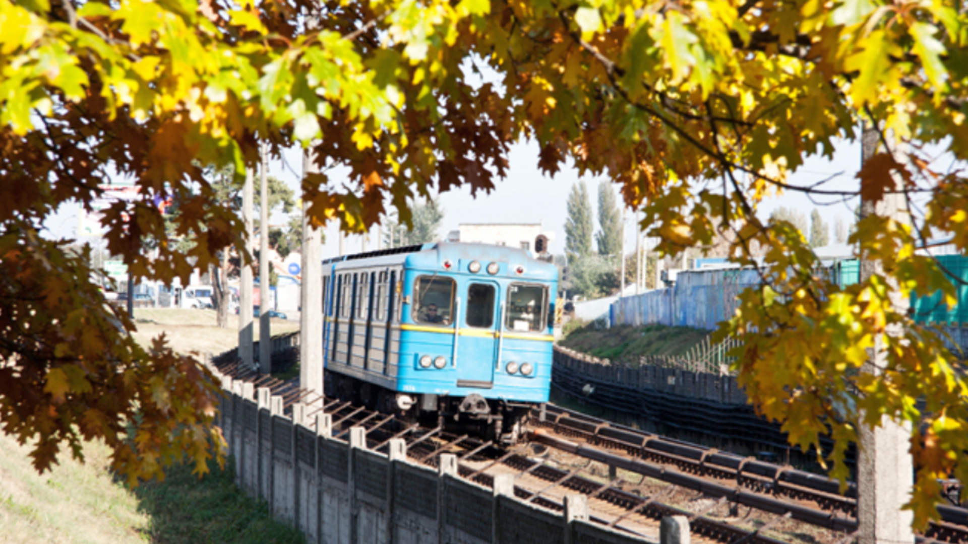 Поїзд метро їде восени між станціями Лісова та Чернігівська