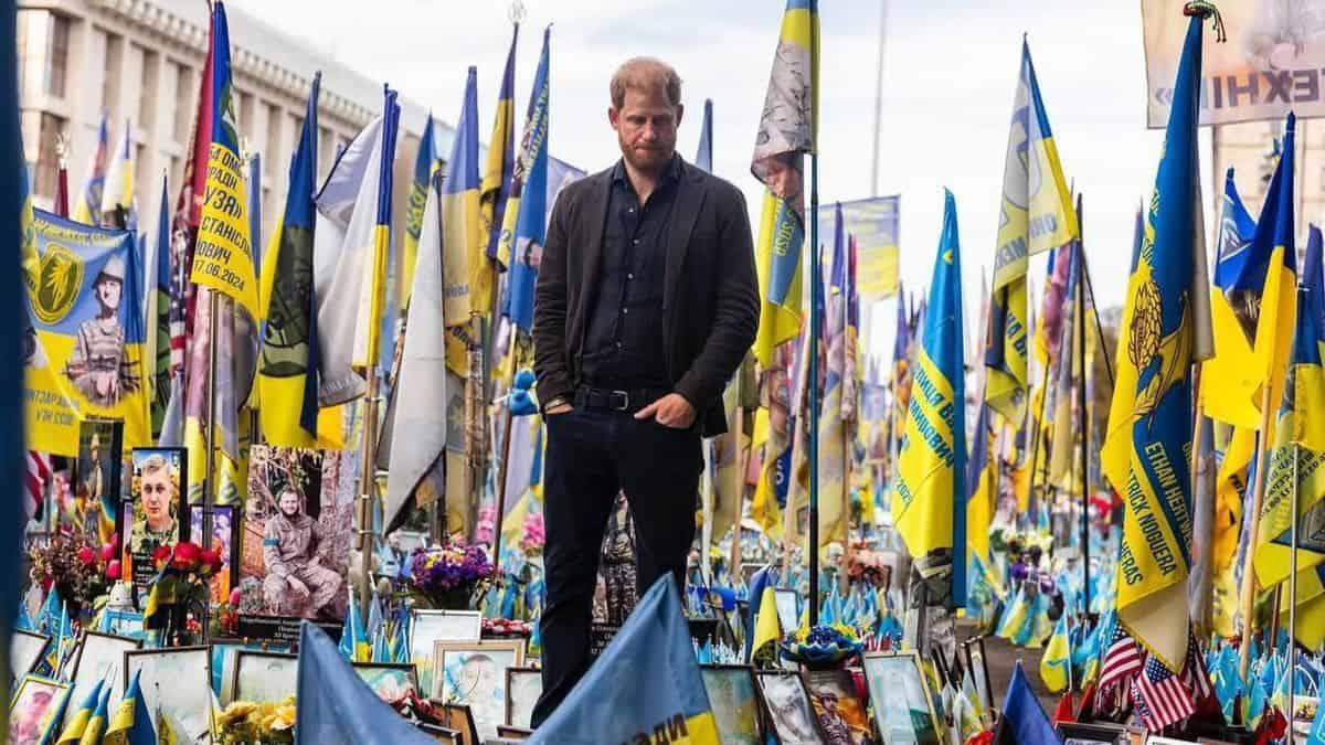 Принц Гаррі після відвідування Києва: «Це одна з найсильніших емоцій у моєму житті» Чоловік у темному одязі стоїть серед сотень українських прапорів і фотографій загиблих військових на меморіалі, присвяченому захисникам України