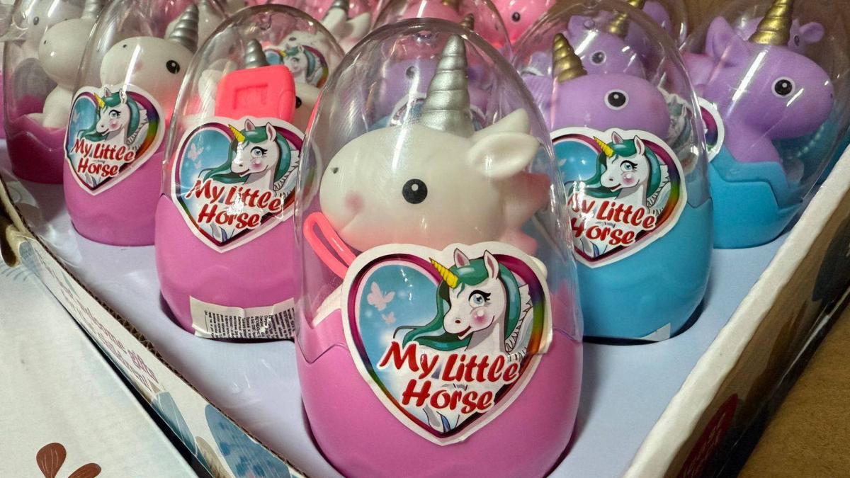 Маленькі іграшки - поні в яйцях