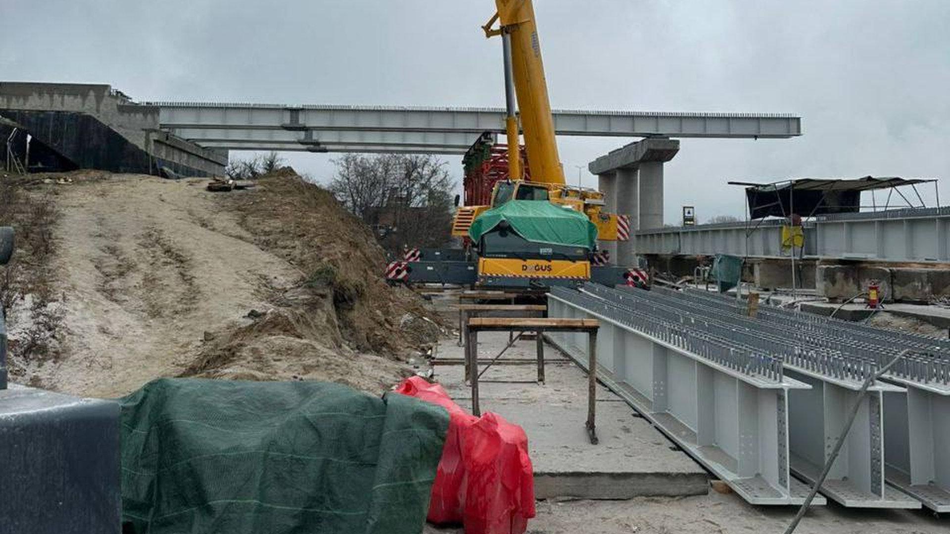 Шляхопровід на Макарівщині ремонтують, бетонні балки і залізні конструкції на землі