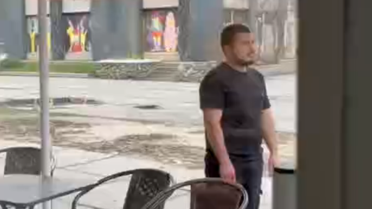 Чоловік стоїть біля кафе на Оболоні