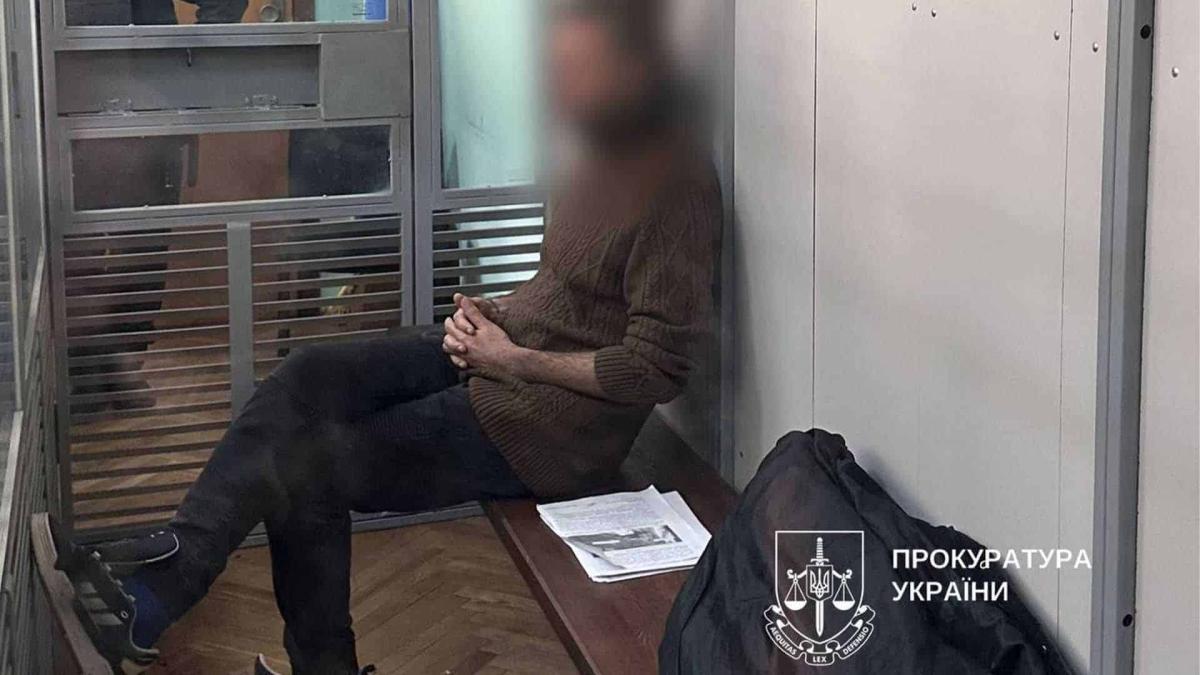 Напад на велосипедиста у Києві: суд арештував водія на місяць Підозрюваний у кросівках без шнурків сидить в камері за склом в судовій залі