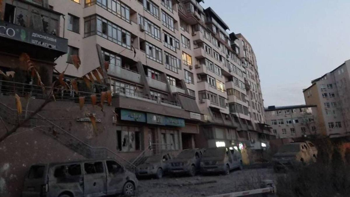 Пошкоджені будівлі та автівки у Києві після російської нічної атаки 14 листопада 2025 року
