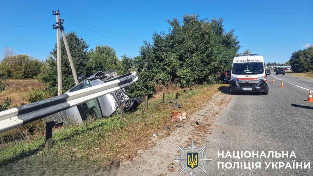 Смертельна ДТП біля Іванкова: водій Renault врізався у відбійник і загинув, пасажир травмований Автомобіль перекинувся в кювет, на місці працюють поліція та швидка допомога