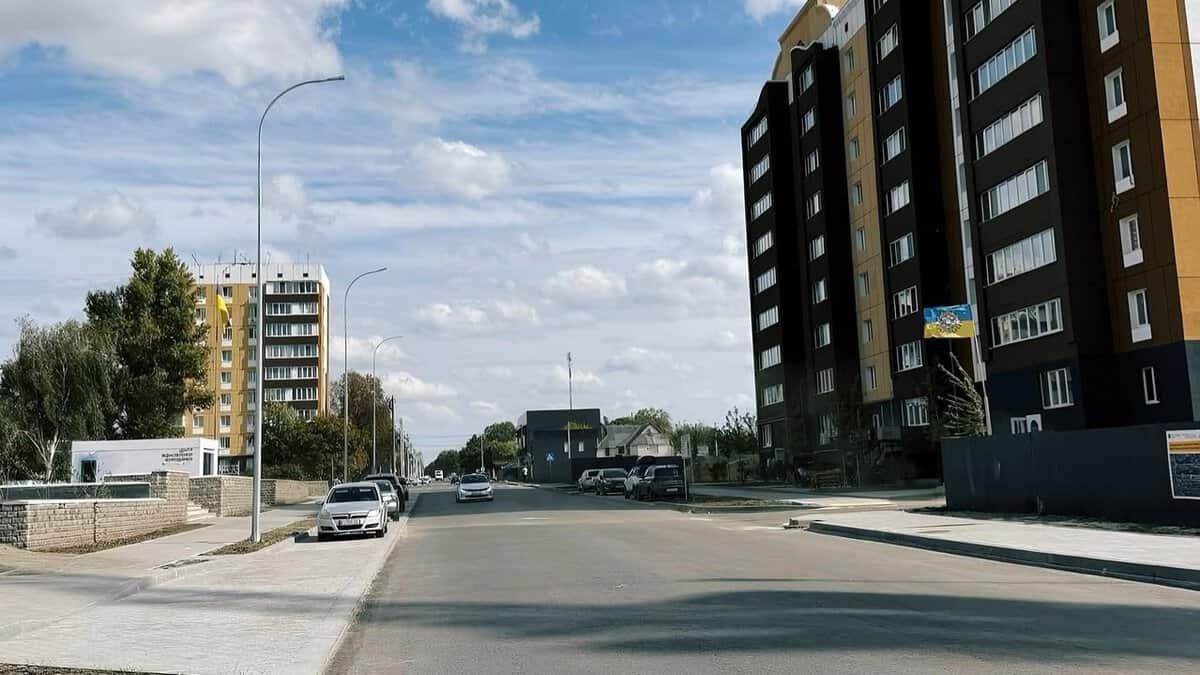 Центральну вулицю Бородянки відбудують за сучасними технологіями: нові зупинки, LED-освітлення, «Безпечне місто» Центральну вулицю Бородянки відбудують за сучасними технологіями: нові зупинки, LED-освітлення, «Безпечне місто»