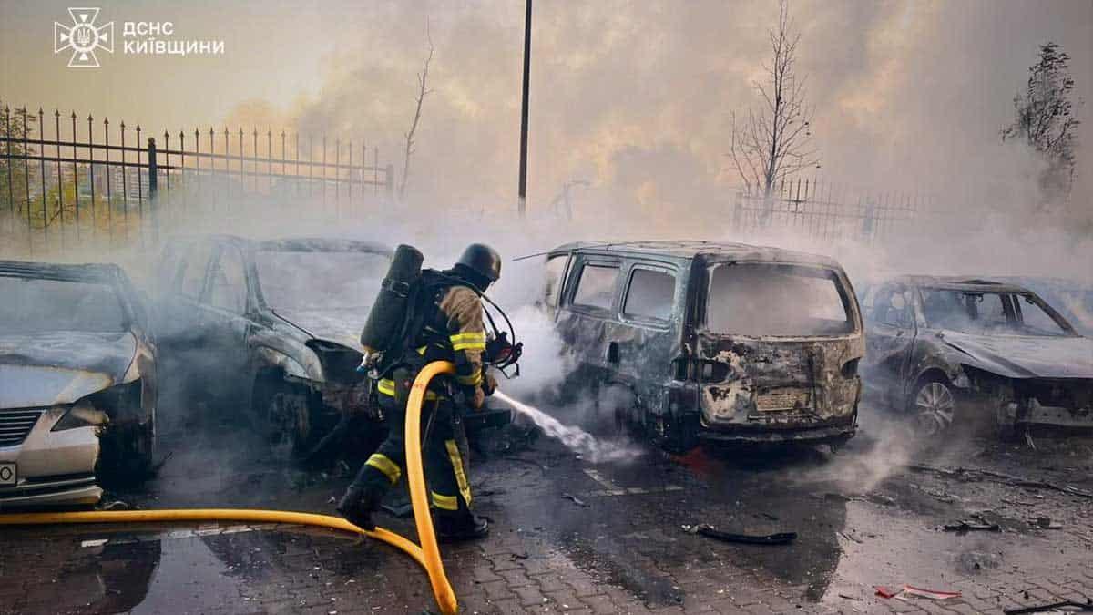 Київщина: пожежі після обстрілів в с. Софіївська Борщагівка Бучанського району Пожежник гасить залишки вогню на згорілих автомобілях в с. Софіївська Борщагівка Бучанського району