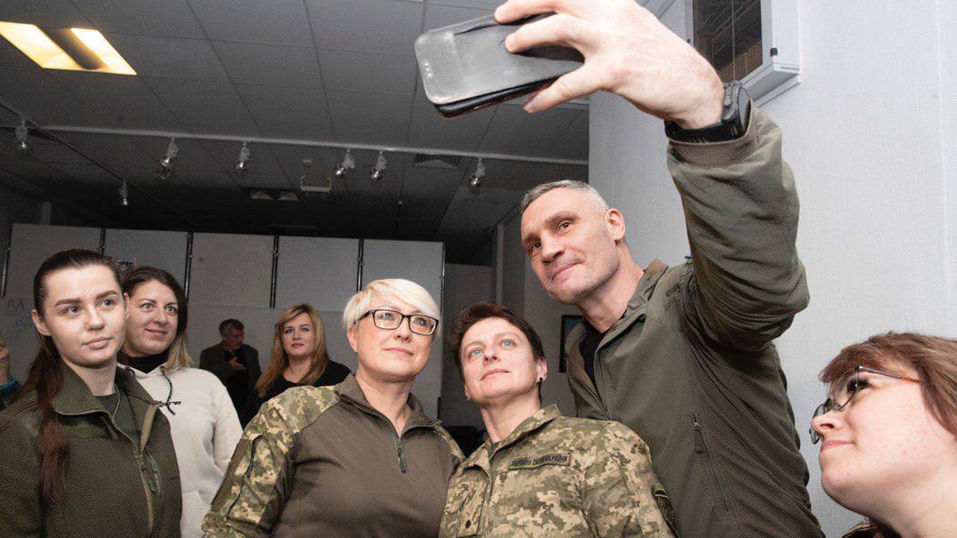Віталій Кличко робить селфі з жінками військовими