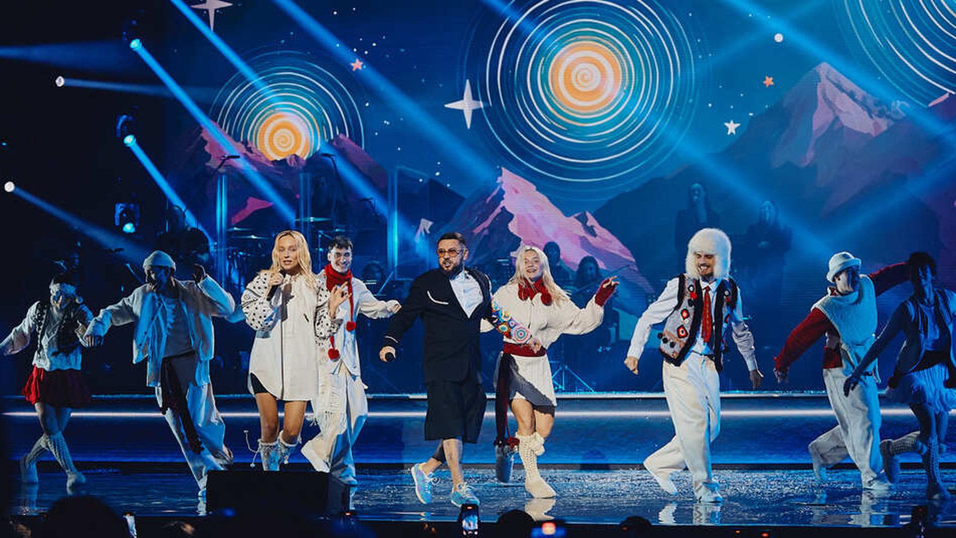 Артисти виступають в новорічній постановці